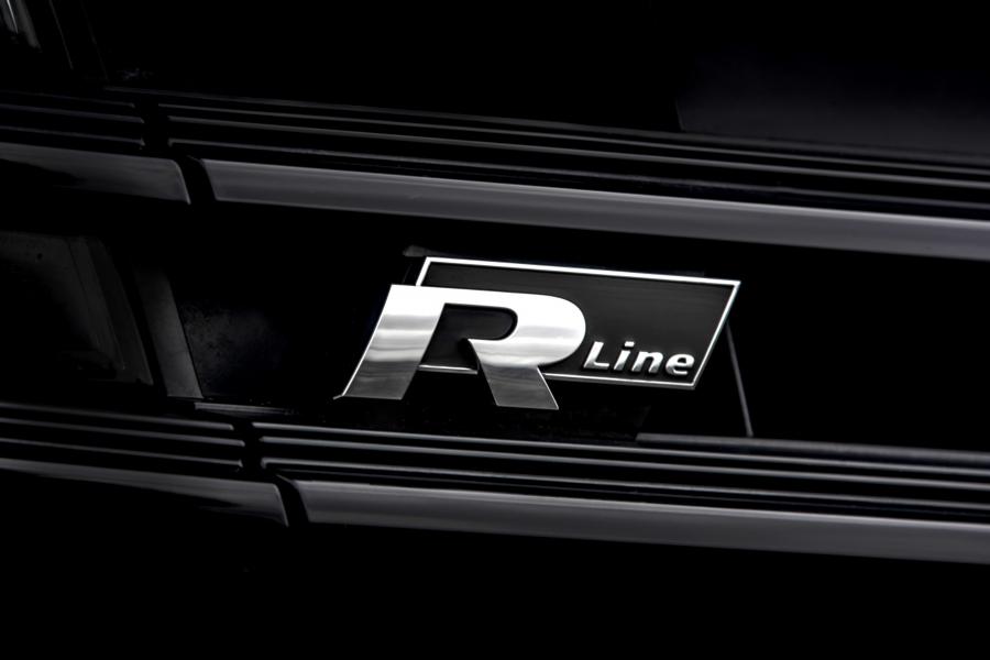 Логотип Volkswagen Touareg R-Line Black Edition 2019 года  (UK) (фото 2 из 24)